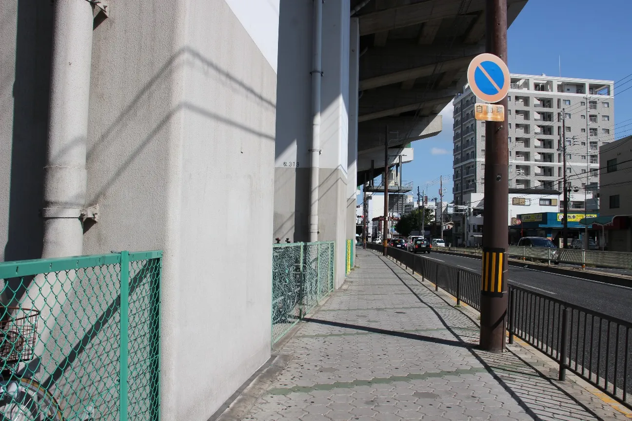 改札を出て東へ