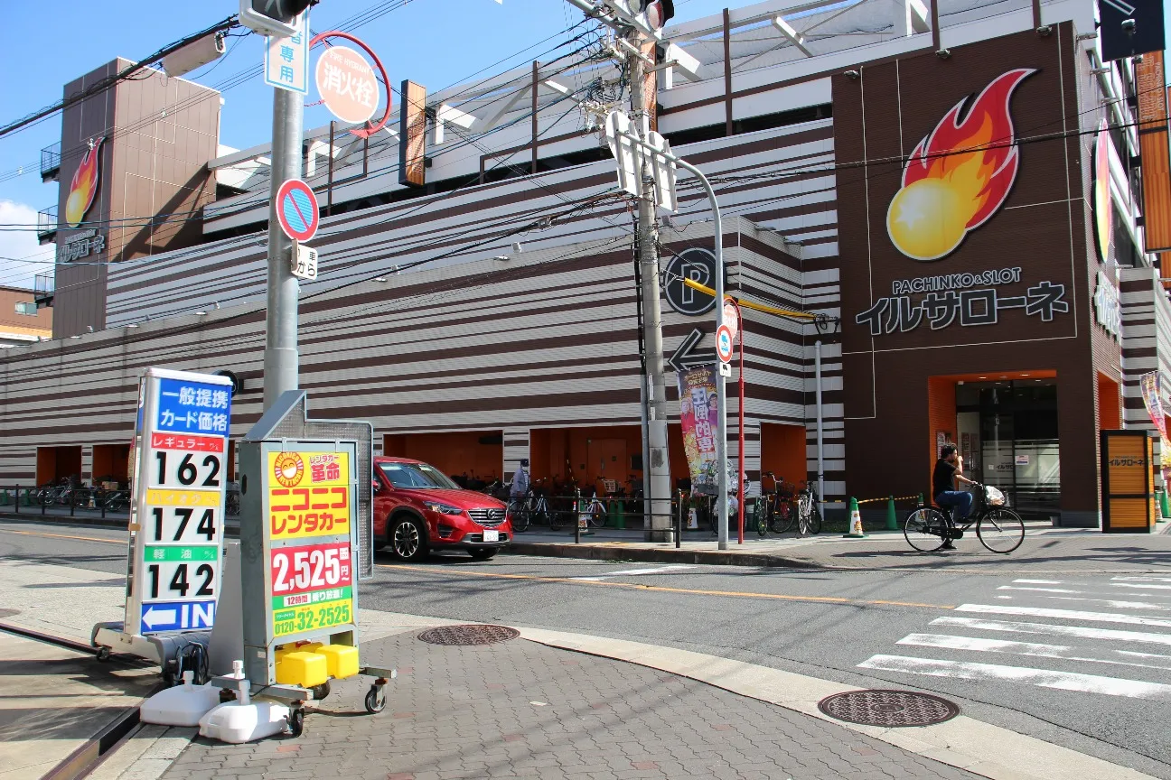 出光さんとイルサローネさんの交差点を東へ